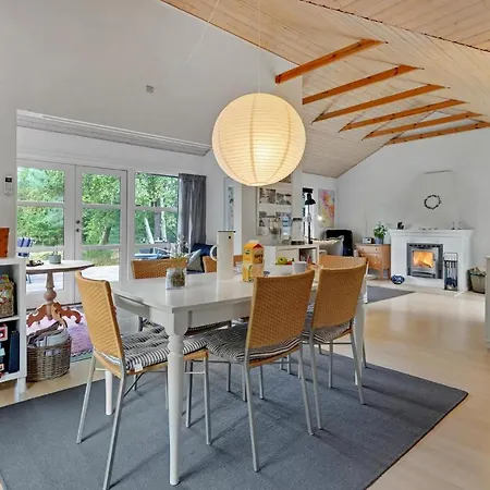 Pet Friendly In With Kitchen *